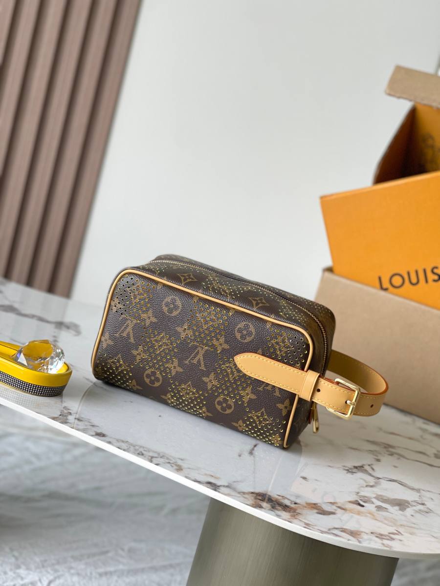 Louis Vuitton Locker Dopp Kit M29165 23 x 15 x 13 5E6F