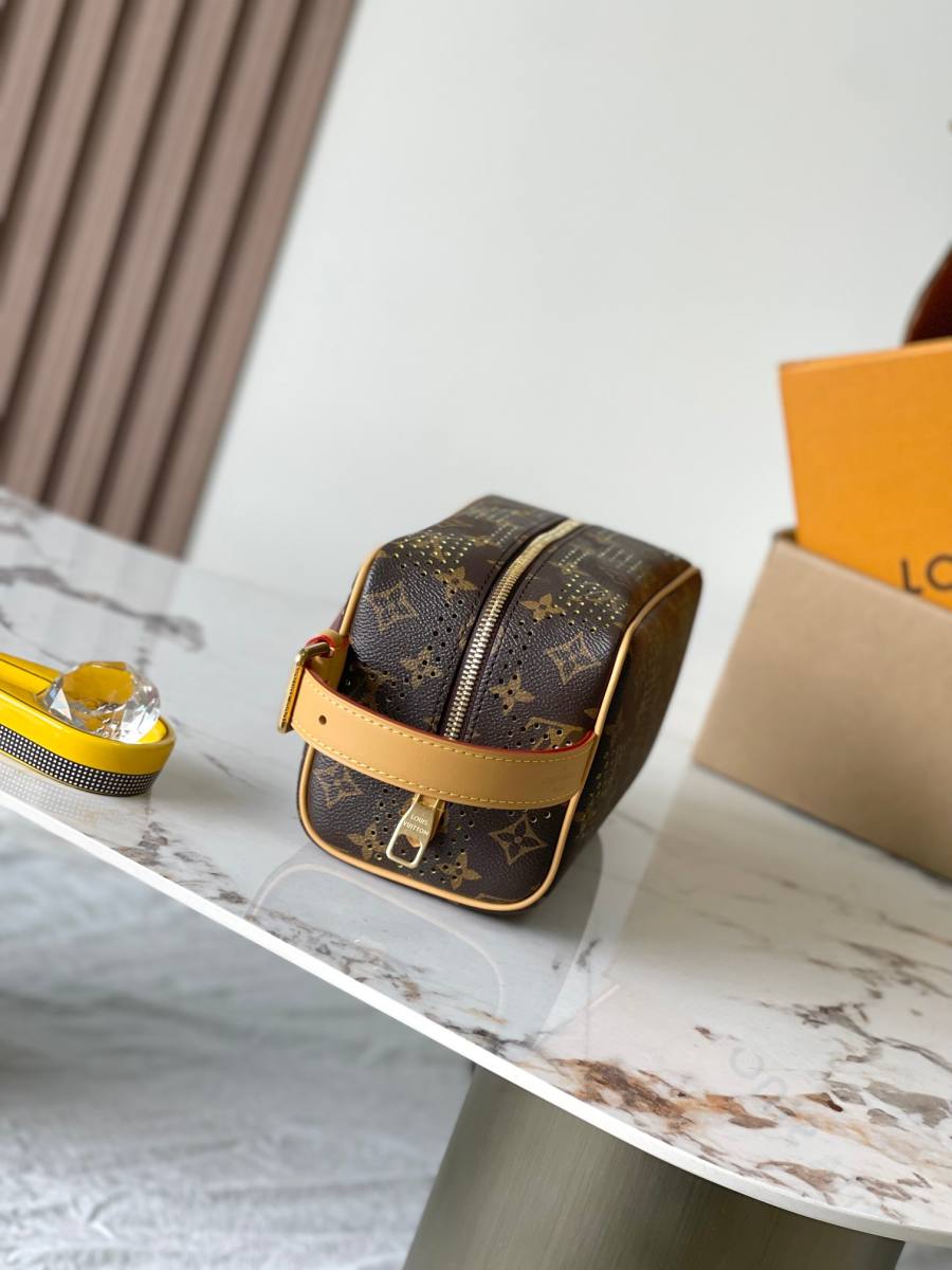 Louis Vuitton Locker Dopp Kit M29165 23 x 15 x 13 5E6F