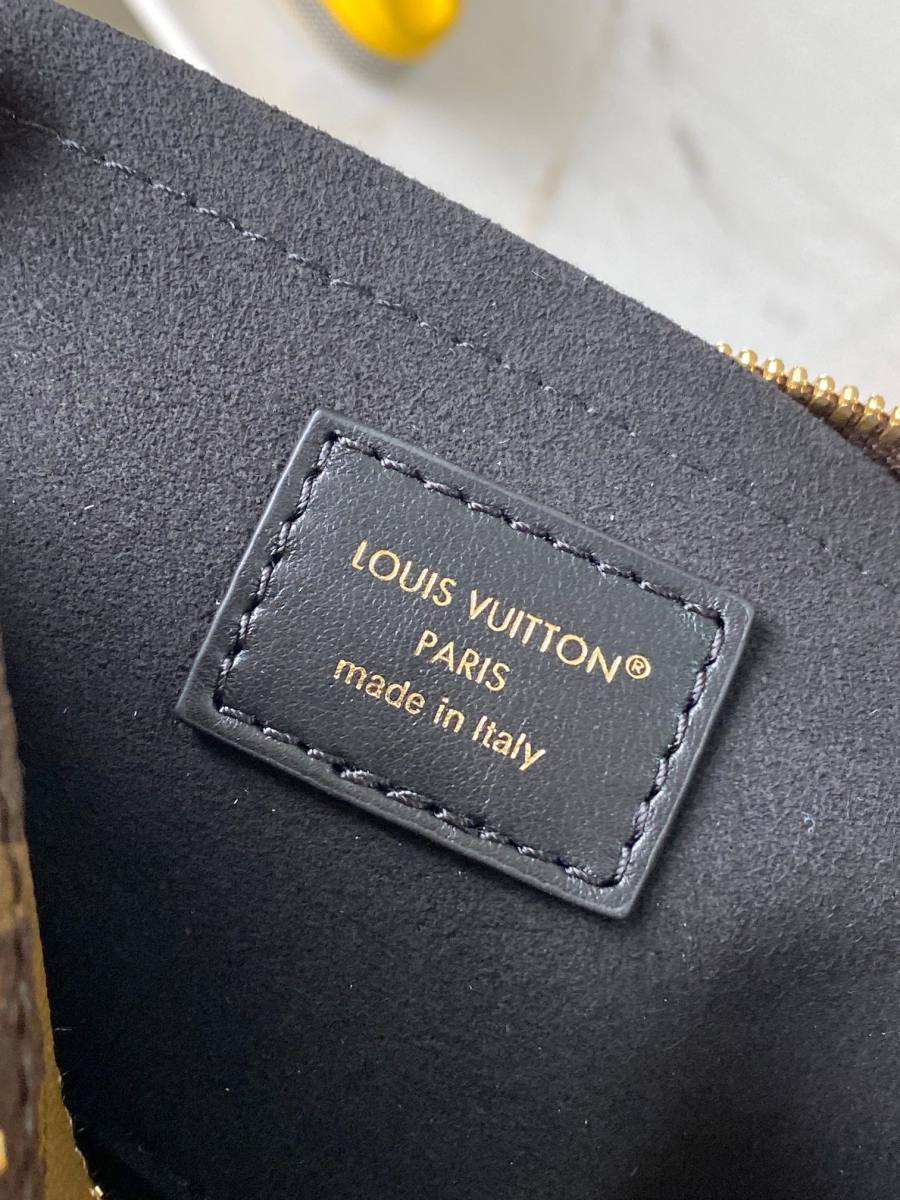 Louis Vuitton Locker Dopp Kit M29313 19 x 11 x 10 5E8D