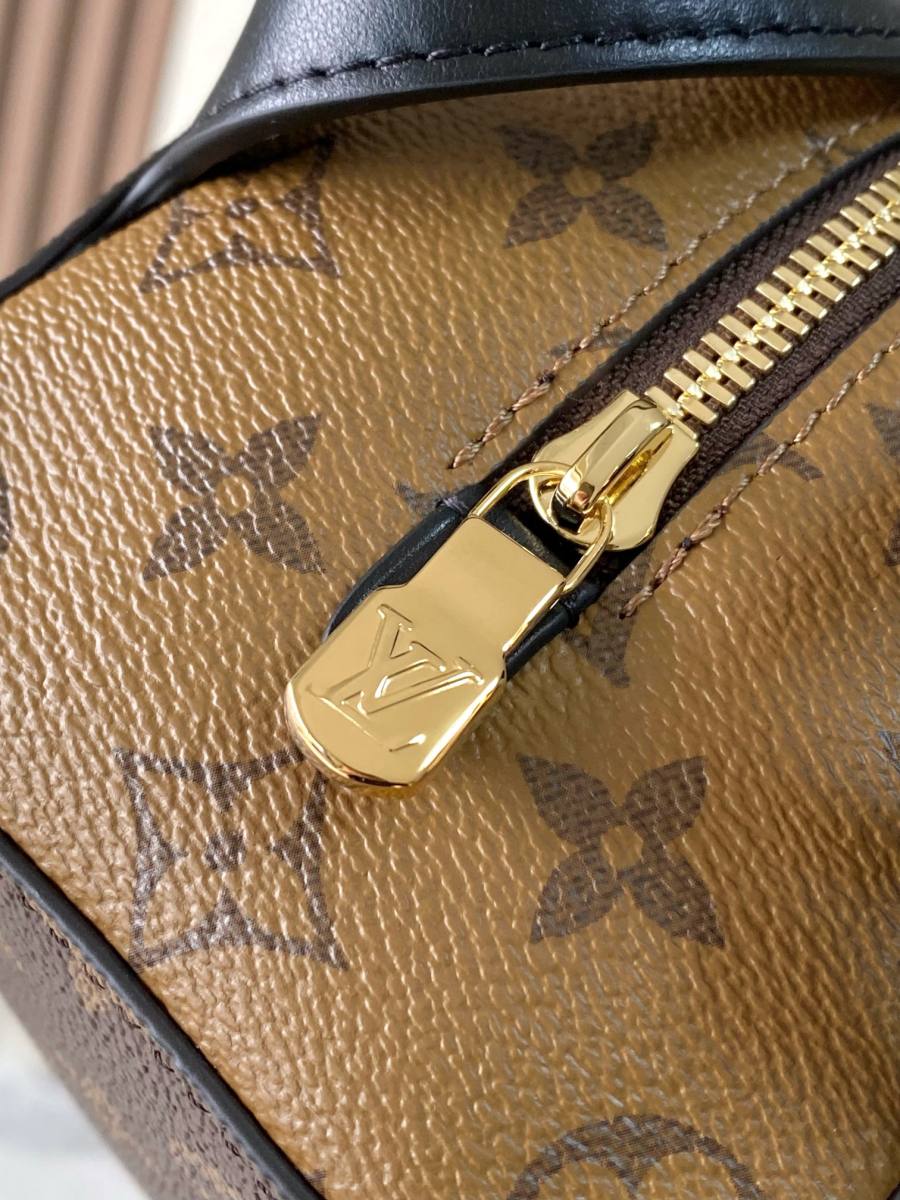 Louis Vuitton Locker Dopp Kit M29313 19 x 11 x 10 5E8D