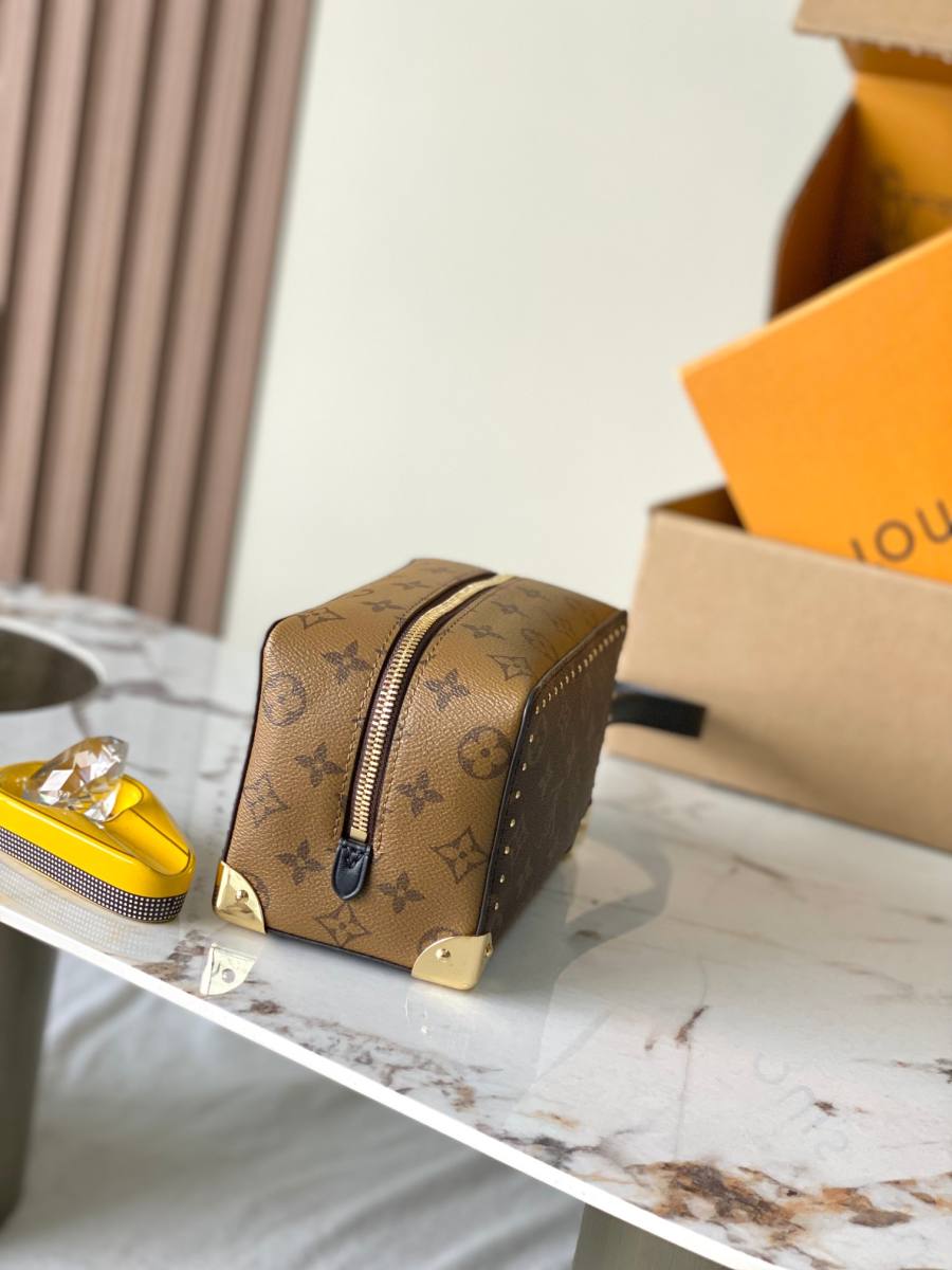 Louis Vuitton Locker Dopp Kit M29313 19 x 11 x 10 5E8D
