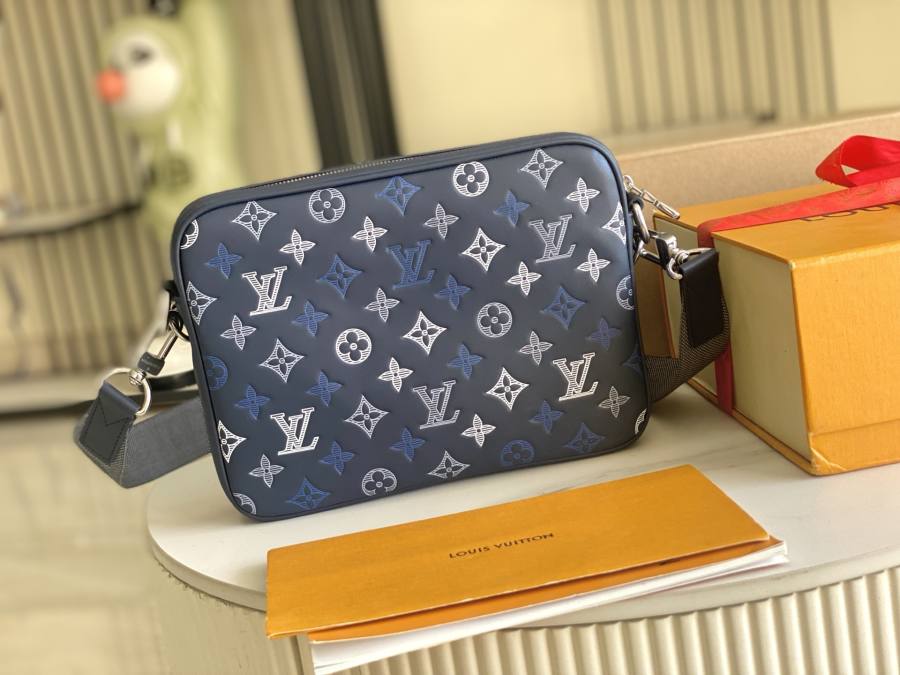 Louis Vuitton Trio Messenger M28618 25 x 18.5 x 7 9DB3