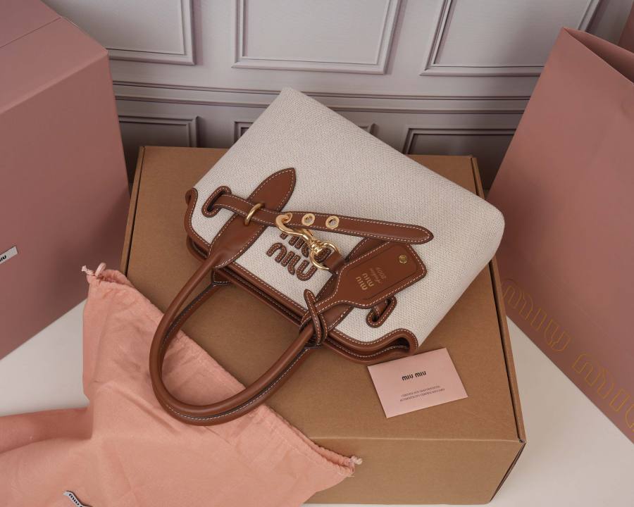 Miu Miu Aventure Nappa Small 5BA292 4C06 28 x 16 x 8