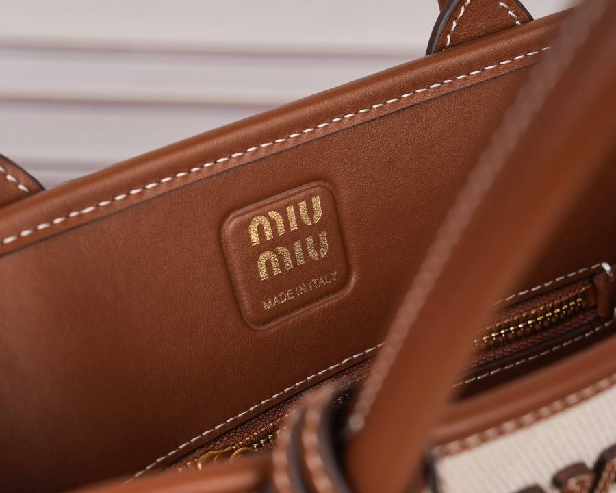 Miu Miu Aventure Nappa Small 5BA292 4C06 28 x 16 x 8