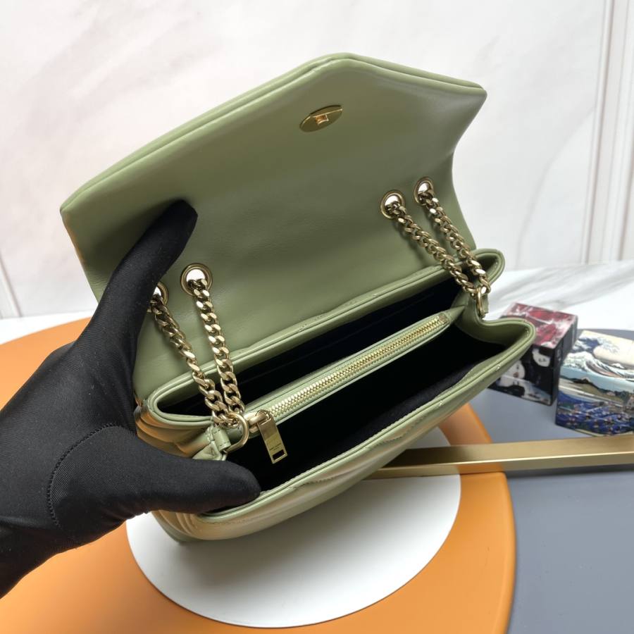 Saint Laurent Loulou Small 25 x 17 x 9 E35B