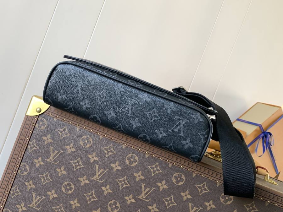 Louis Vuitton District Small M44000 21 x 16 x 6 B574