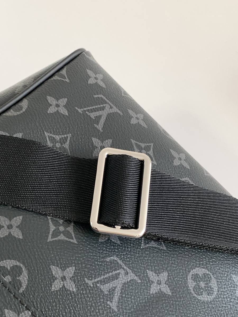 Louis Vuitton District Small M44000 21 x 16 x 6 B574