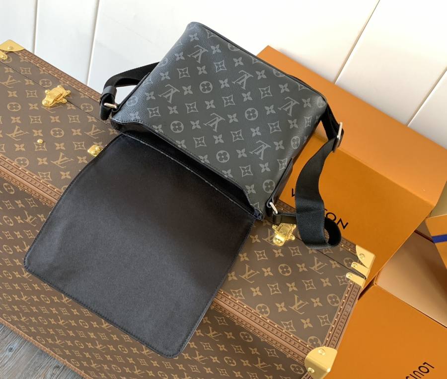 Louis Vuitton District Small M44000 21 x 16 x 6 B574