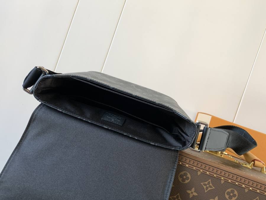 Louis Vuitton District Small M44000 21 x 16 x 6 B574