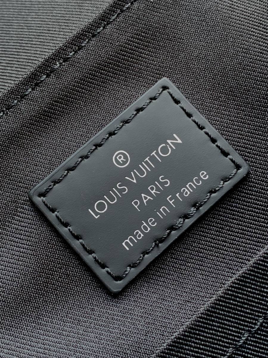 Louis Vuitton District Small M44000 21 x 16 x 6 B574