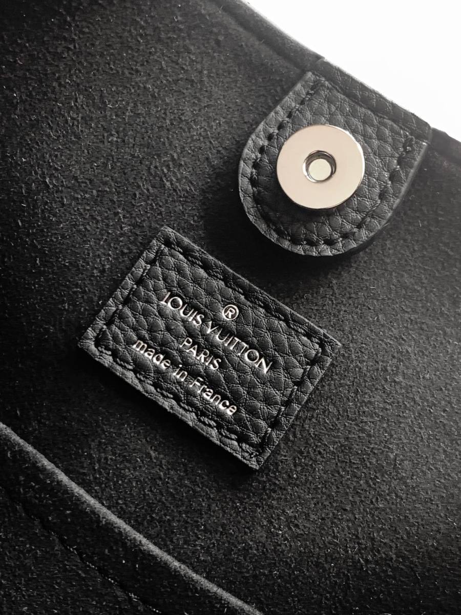 Louis Vuitton Handbag M14618 B6BF