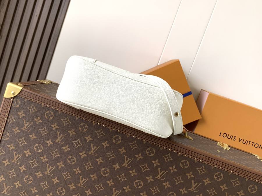 Louis Vuitton Handbag M14634 2422