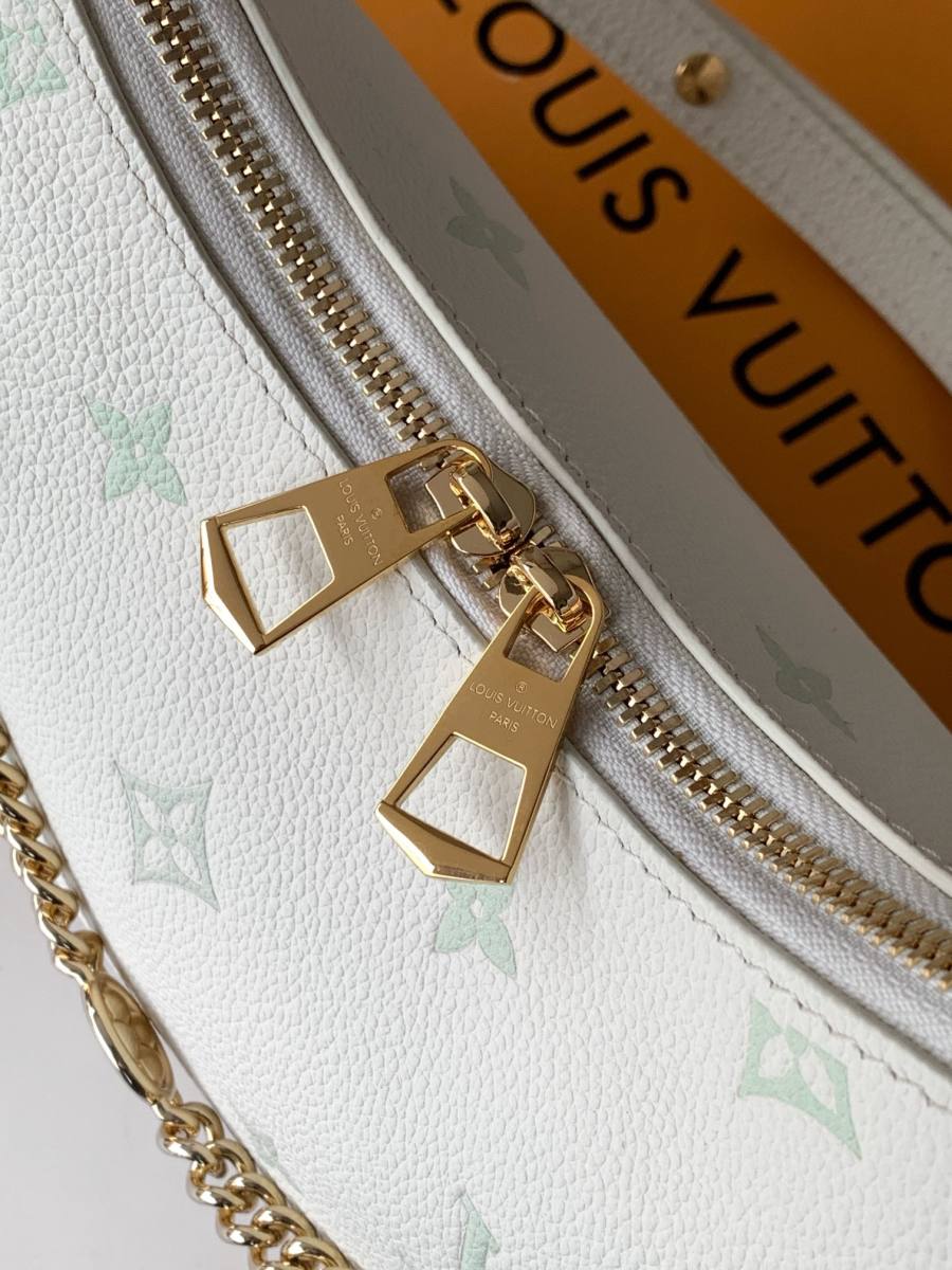 Louis Vuitton Handbag M14634 2422