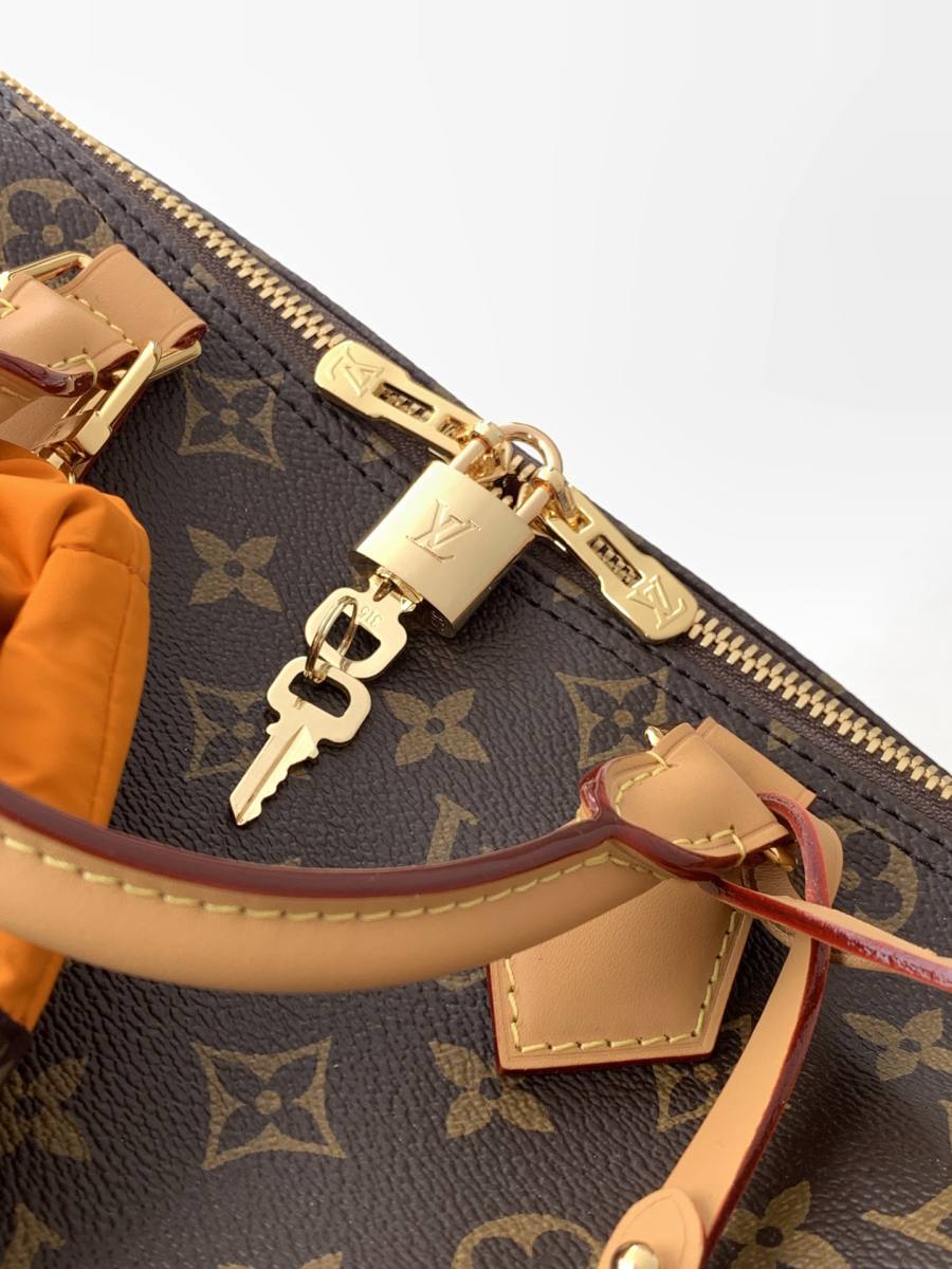 Louis Vuitton Handbag M15107 0B0B