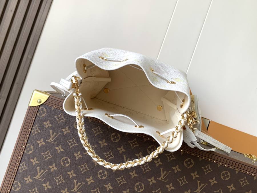 Louis Vuitton Handbag M15114 EC22
