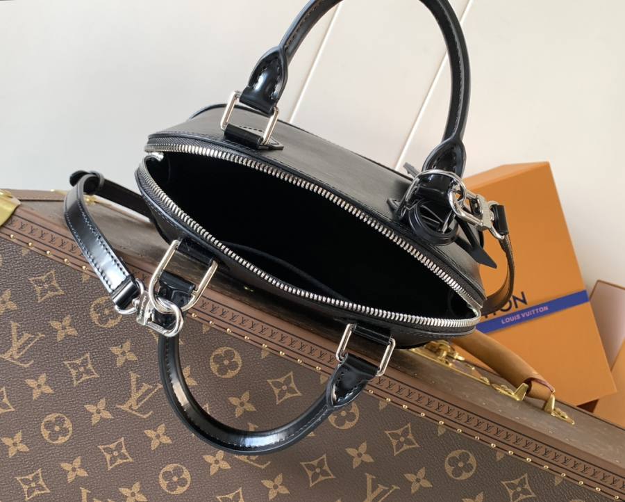 Louis Vuitton Handbag M24645 E203