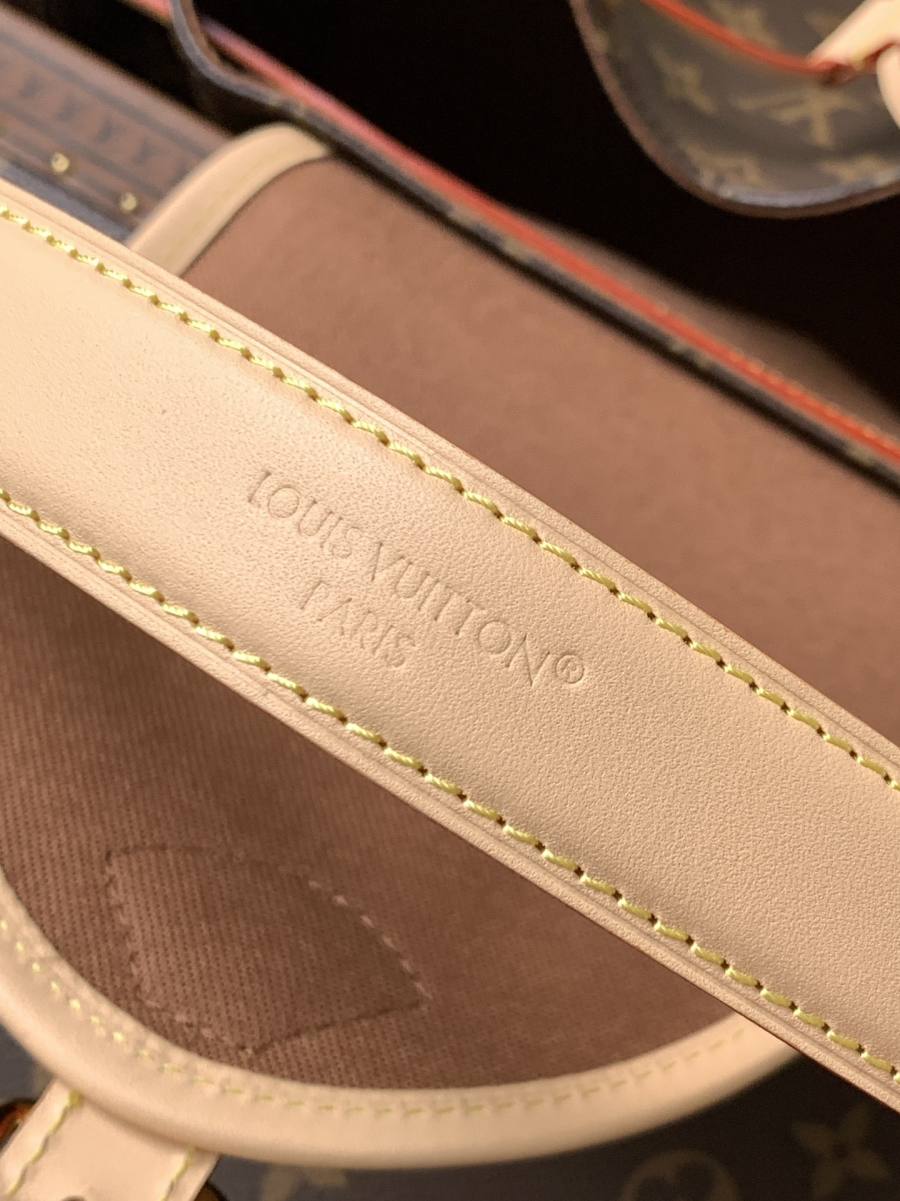 Louis Vuitton Handbag M26040 F99C