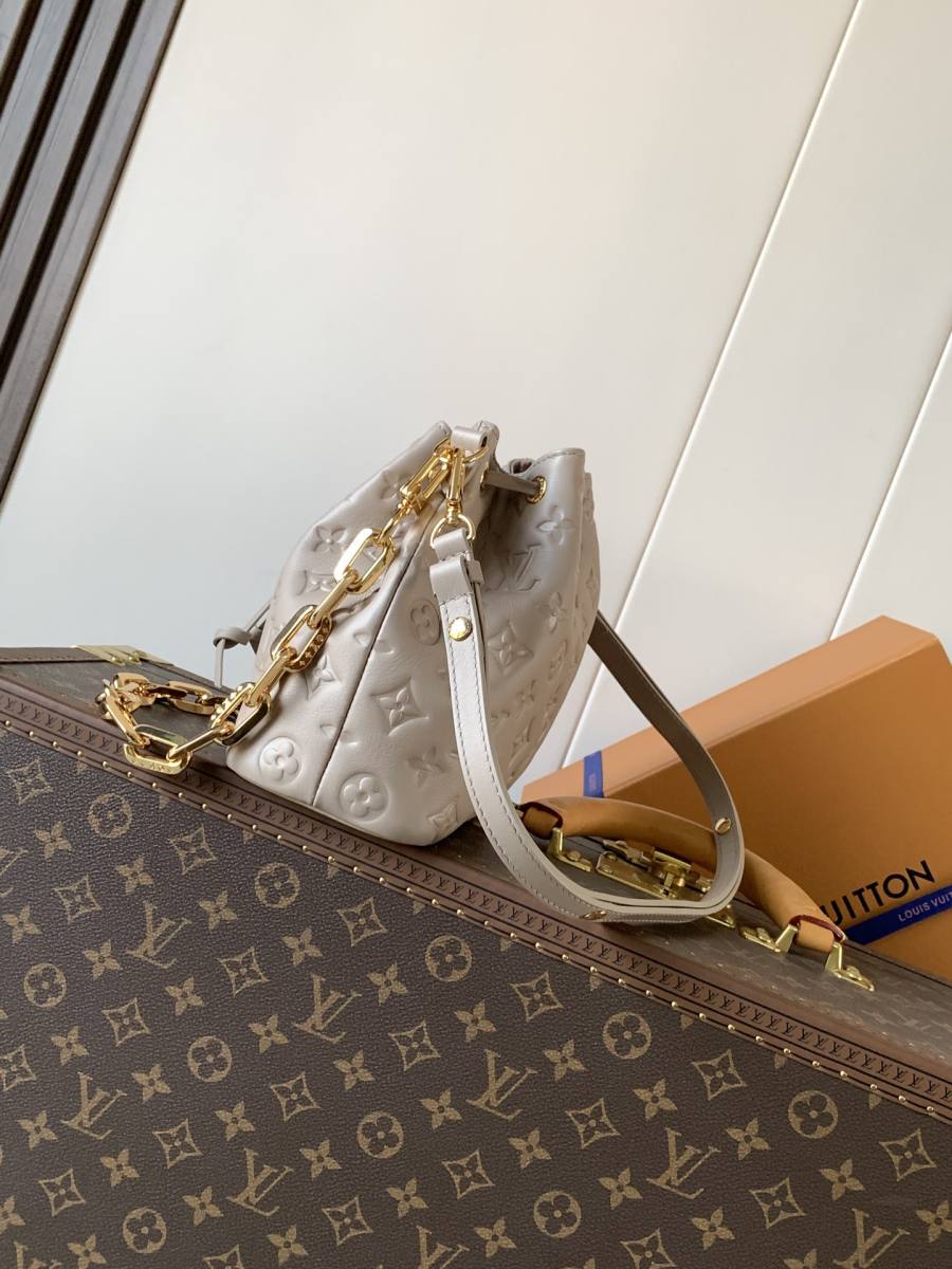 Louis Vuitton Handbag M26530 4821