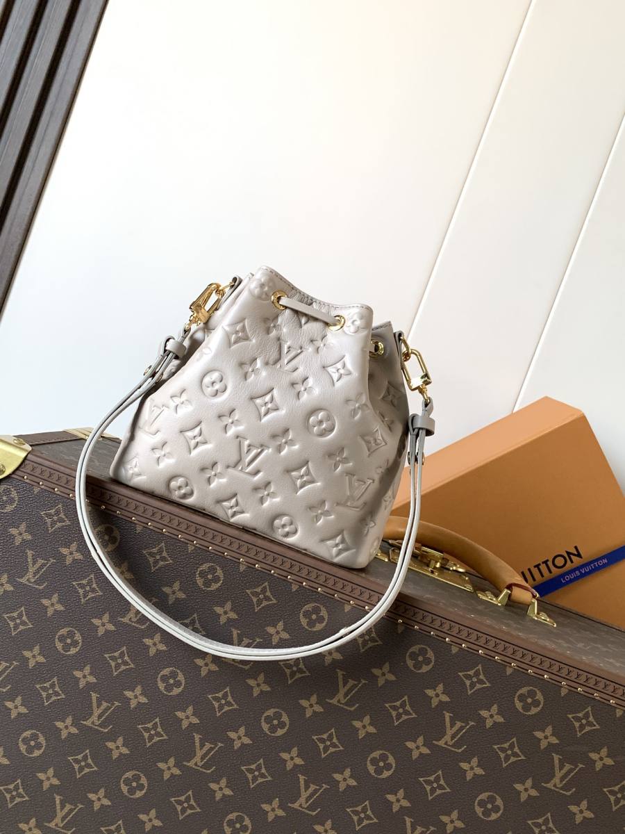 Louis Vuitton Handbag M26530 4821