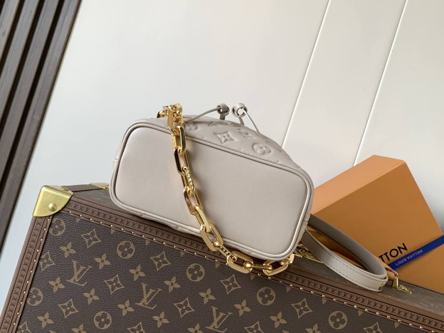 Louis Vuitton Handbag M26530 4821