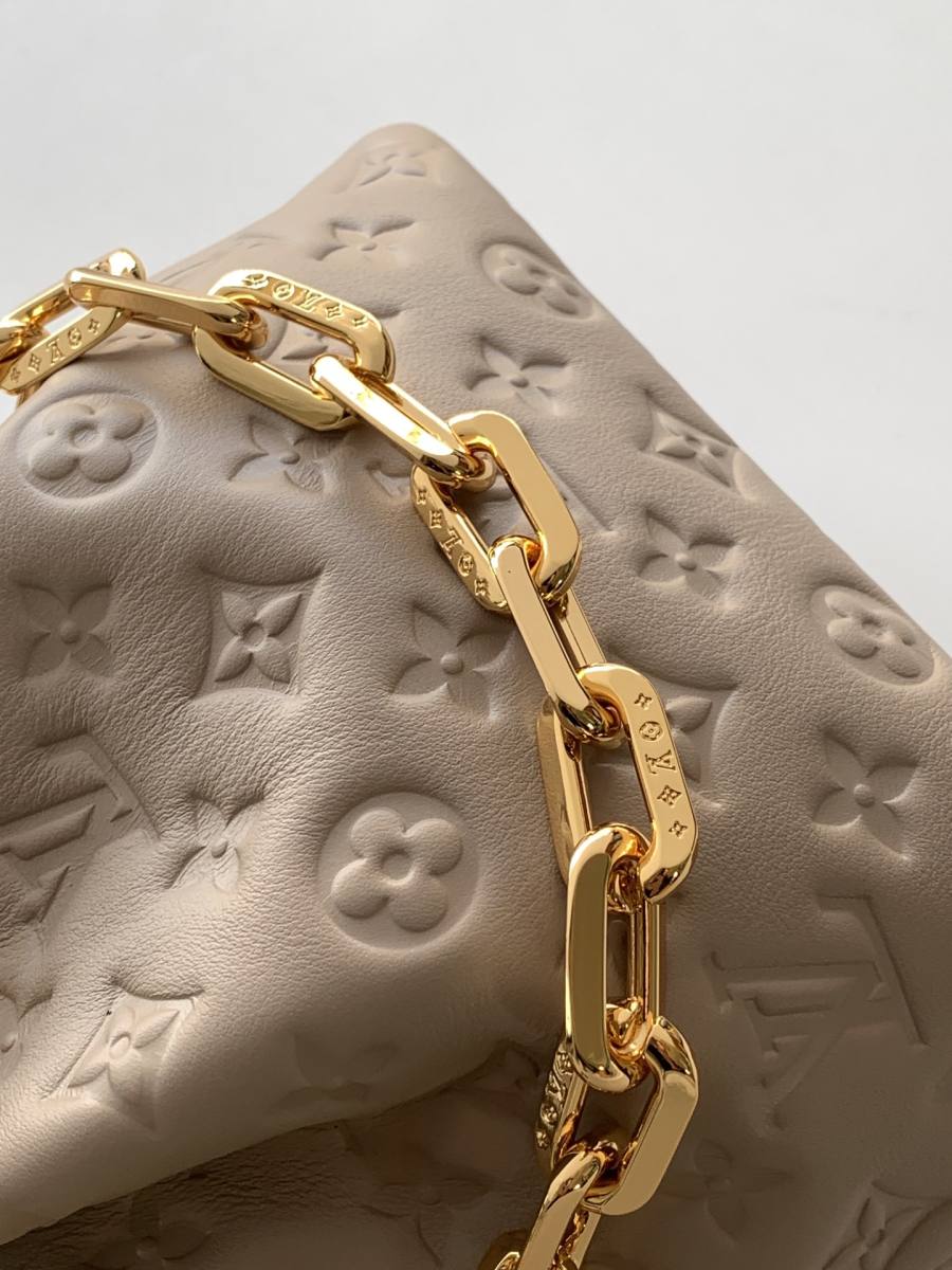 Louis Vuitton Handbag M26530 4821
