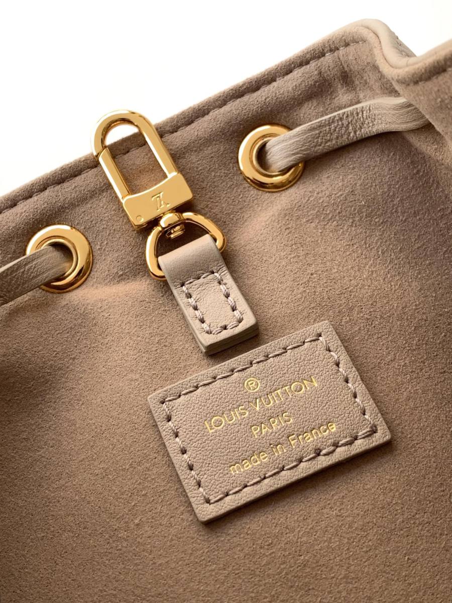 Louis Vuitton Handbag M26530 4821
