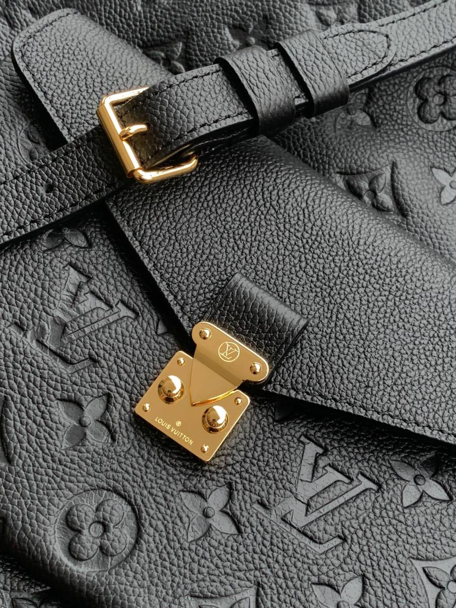 Louis Vuitton Handbag M27937 42DD