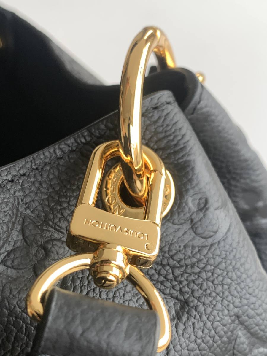 Louis Vuitton Handbag M27937 42DD