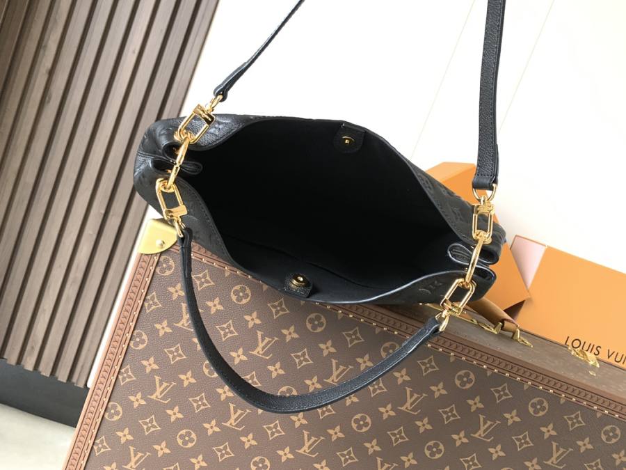 Louis Vuitton Handbag M27937 42DD