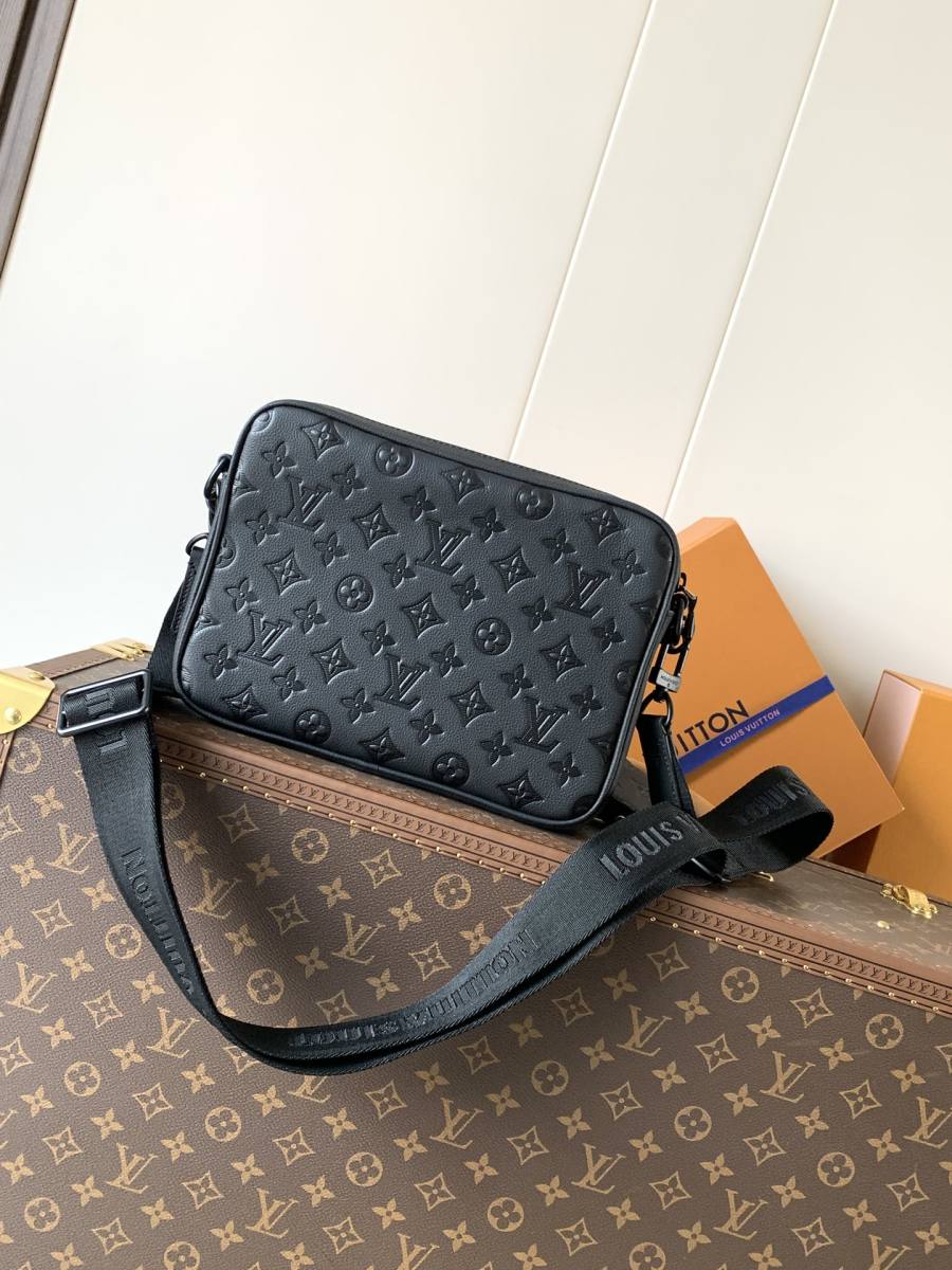 Louis Vuitton Messenger M26713 5DBC