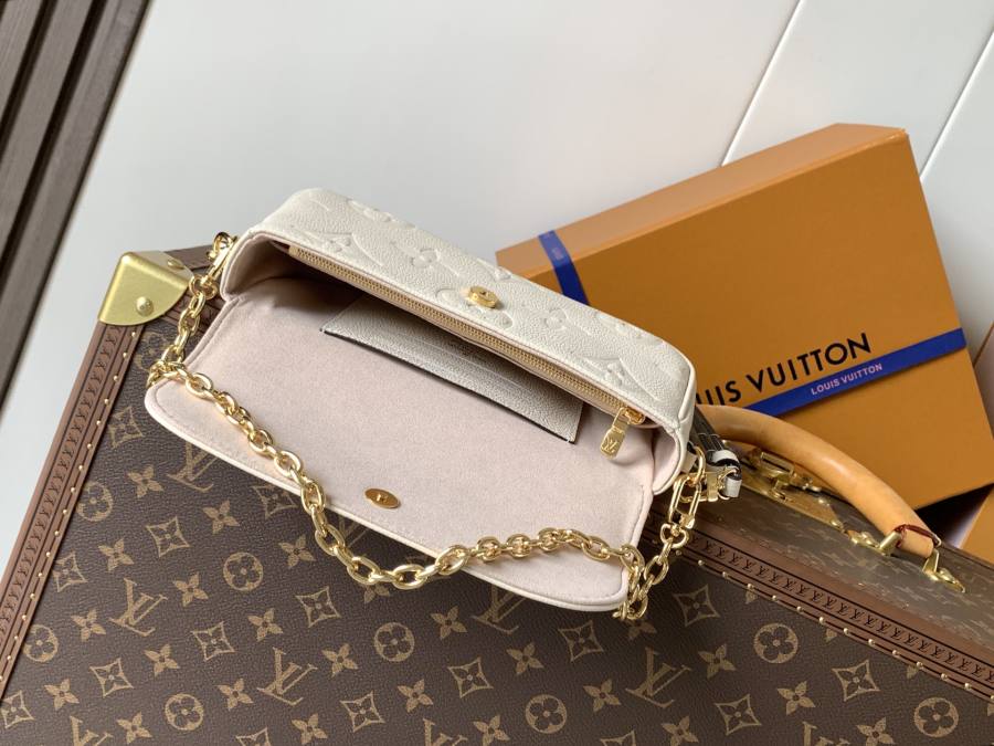 Louis Vuitton Wallet on Chain M82211 19 x 12.5 x 3.5 F362